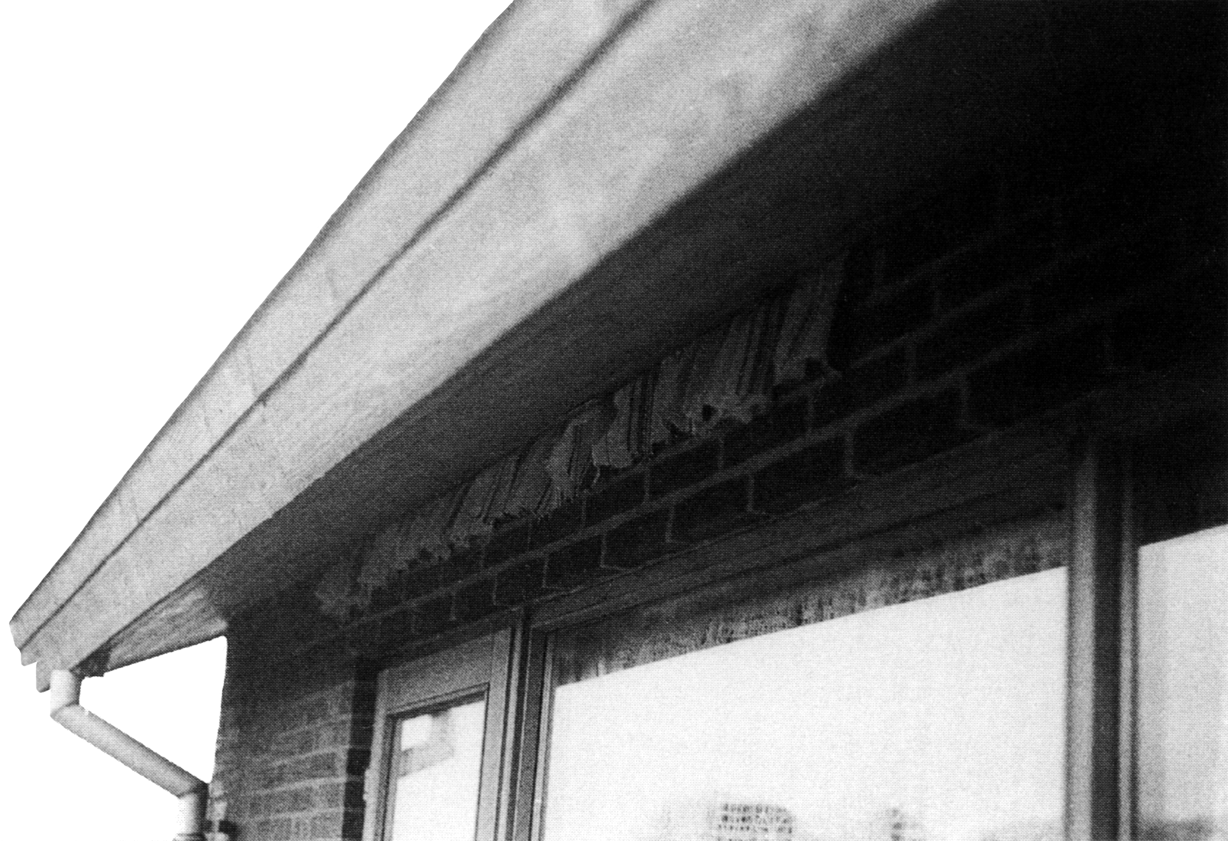 Figur 1 viser, at den lodrette forankring af dette tag var ikke tilstrækkelig, så under en kraftig storm lettede taget en smule, men det faldt på plads igen. Gardinet og tagnedløbet bevidner hændelsen.