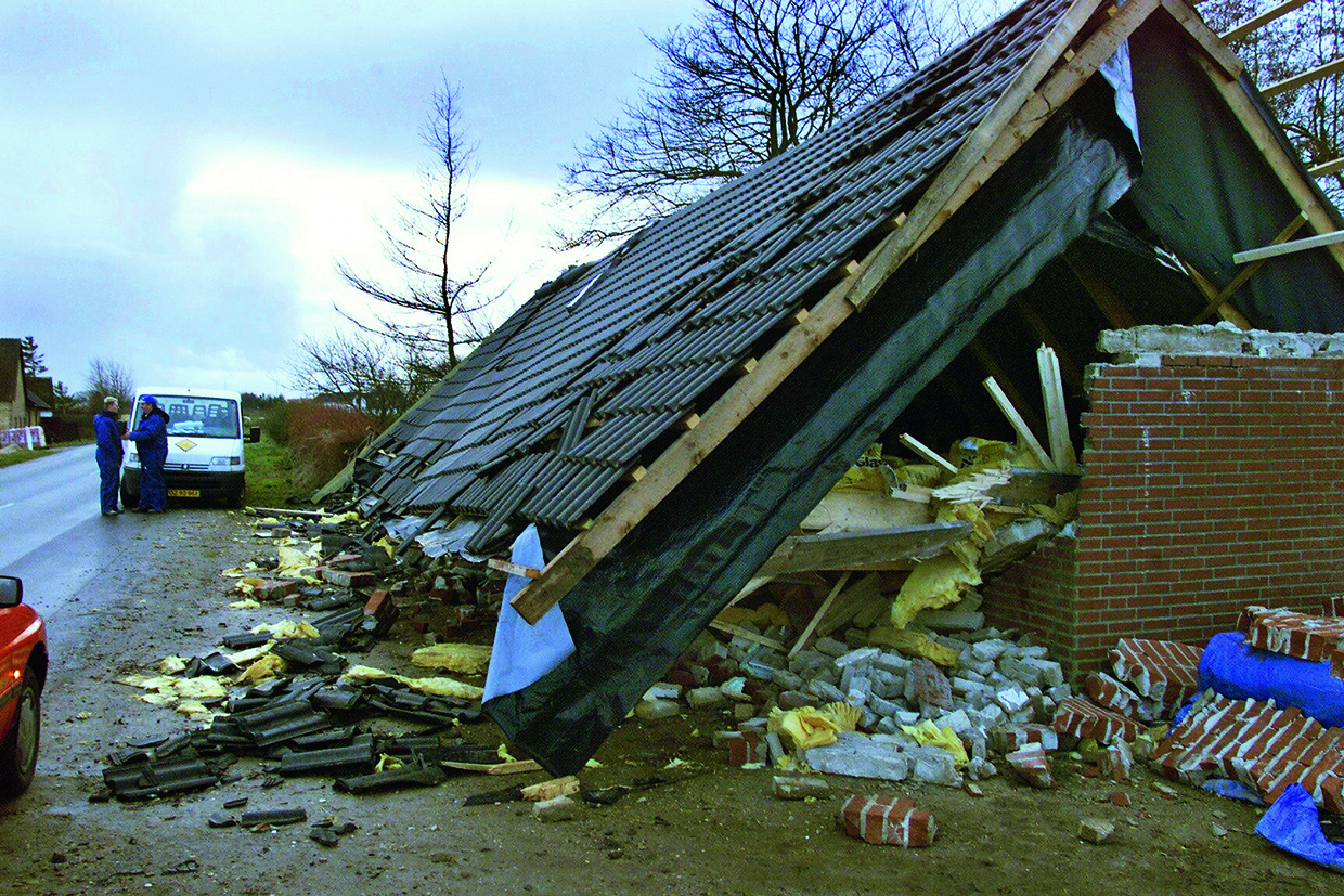 Figur 2. Billedet viser, at ejendommen ikke var tilstrækkelig stabil, da den blev opført, så under en storm kollapsede ejendommen.  
