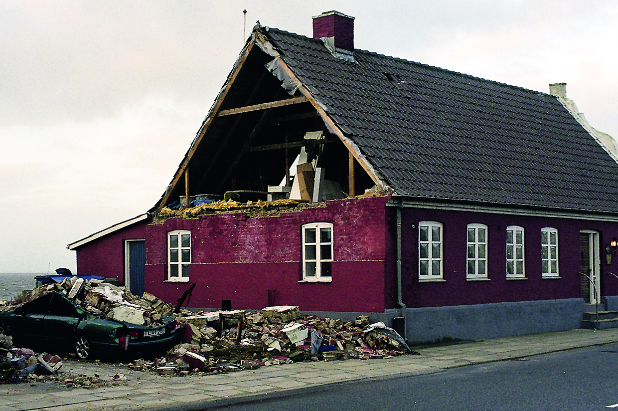 Figur 3. Billedet viser enjendom som ikke har kunnet modstå belastningen under stormen. 