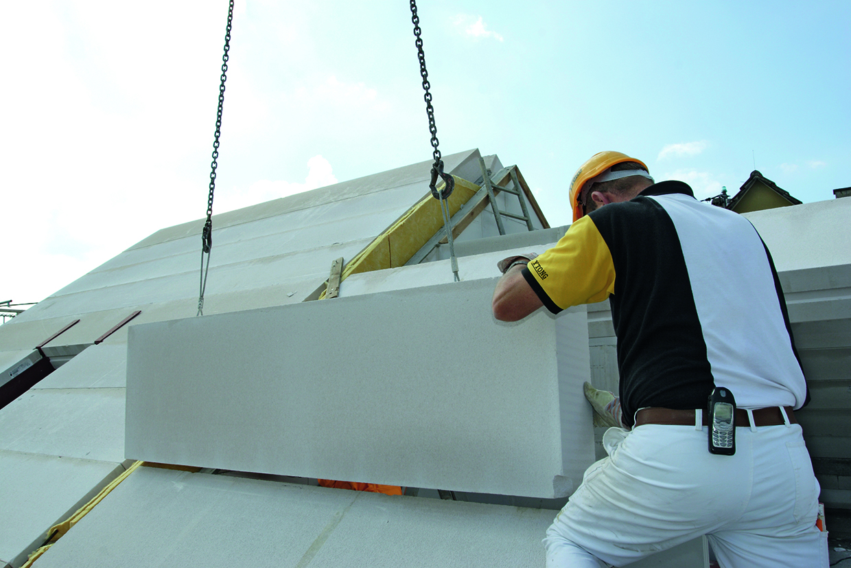 Figur 48. Billede af montage med kran af tagelementer af letbeton.