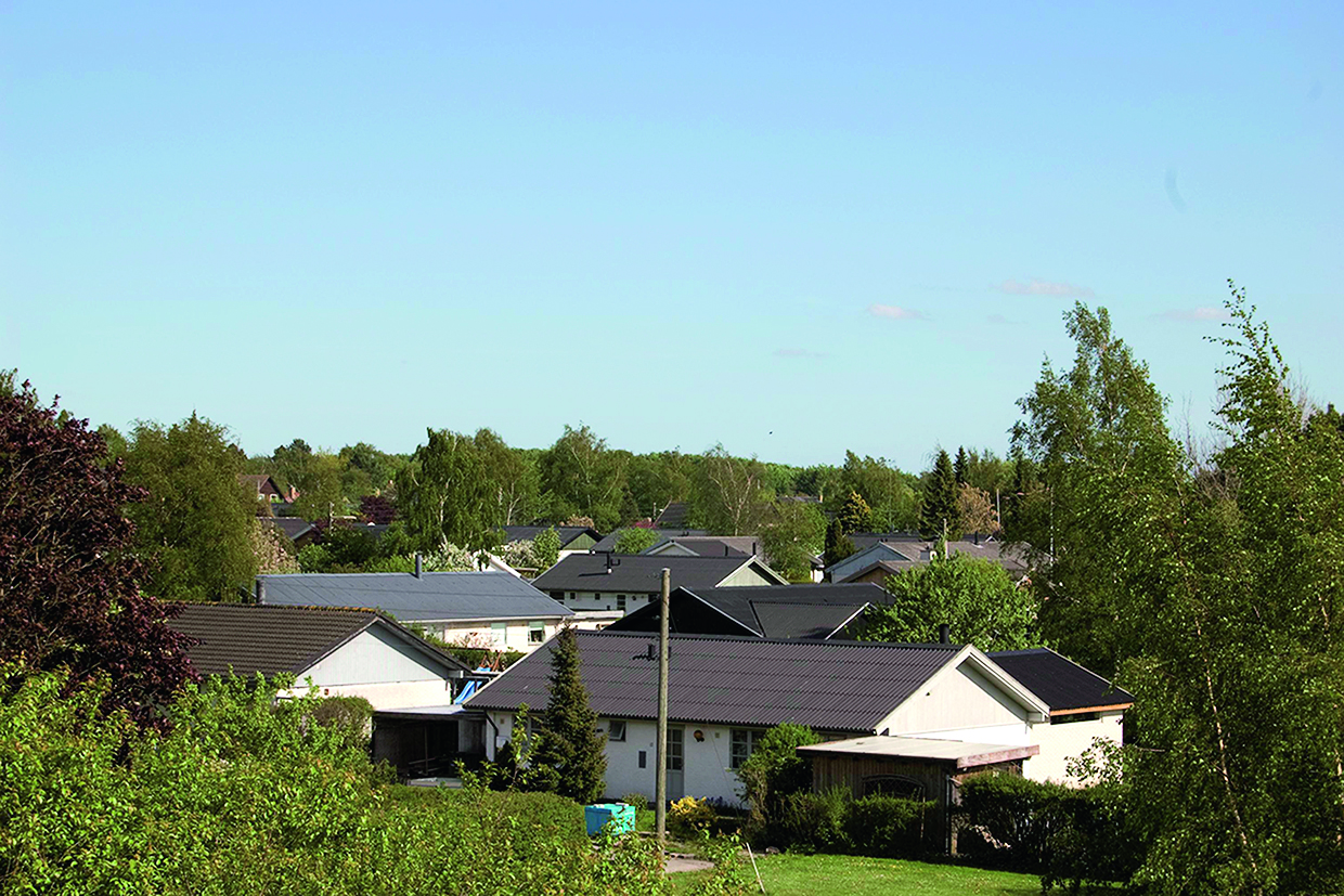 Figur A.4. Eksempel på terrænkategori III, Forstad eller industriområder: Område med regelmæssig vegetation eller bebyggelse eller med spredte forhindringer med en afstand på højst 20 gange forhindringens højde, fx landsbyer, forstadsområder og permanent skov. Ruhedslængde z0 = 0,3 m. 