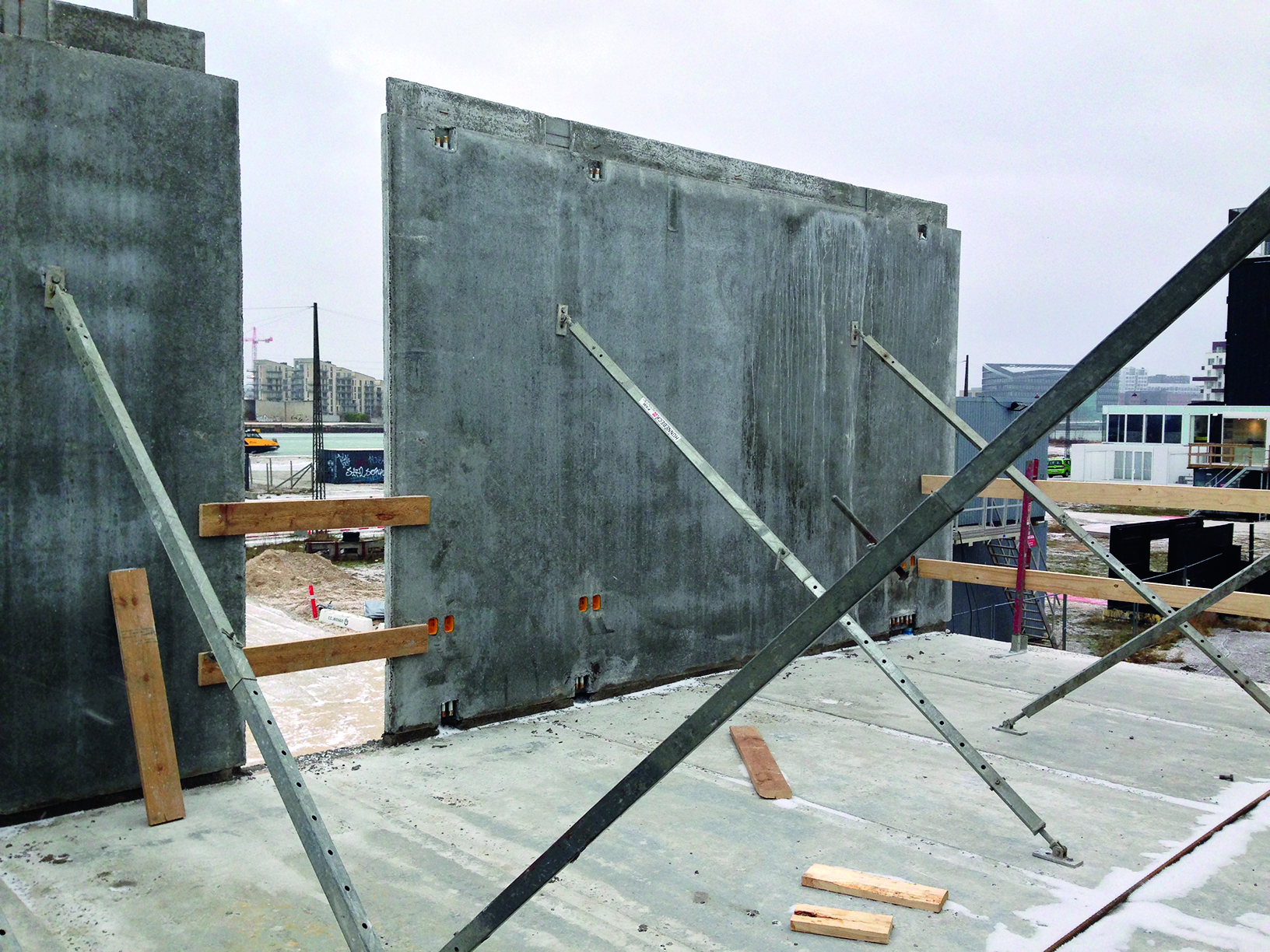 Figur D.1. Billede af midlertidig afstivning af elementvægge med skråstivere.